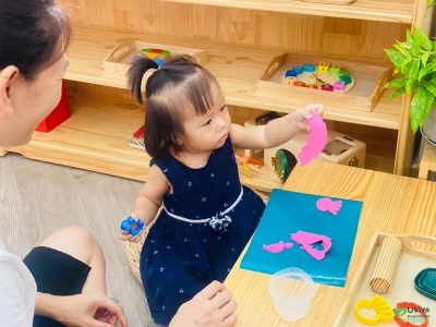 CHƠI BỘT NẶN TRONG MONTESSORI NHƯ THẾ NÀO